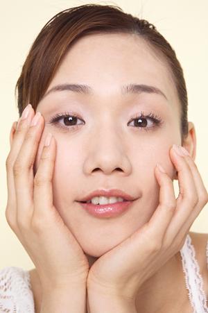 腰痛治療としわ治療を同時に受けることが可能です